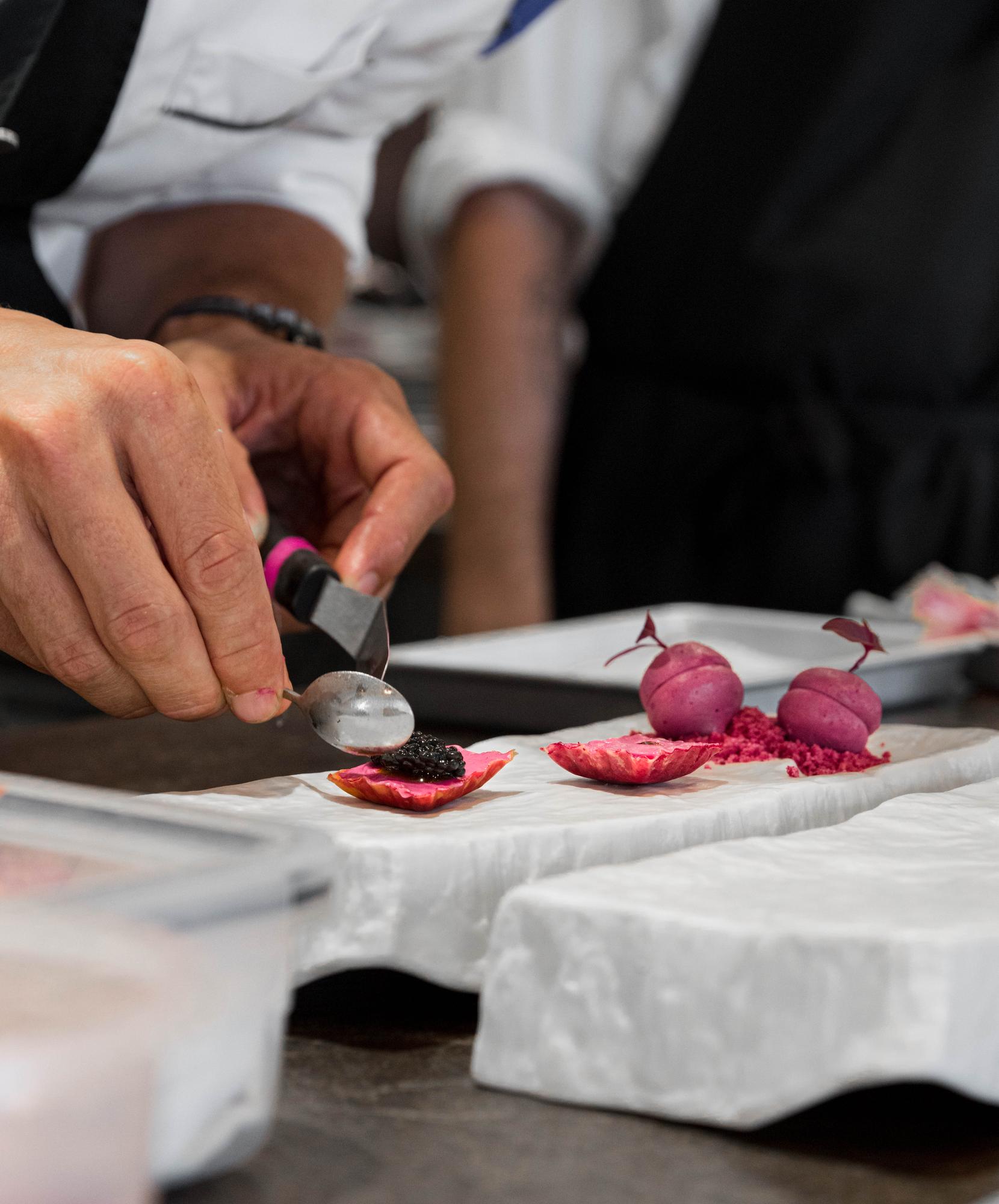 Chef przygotowujący dekorację talerza